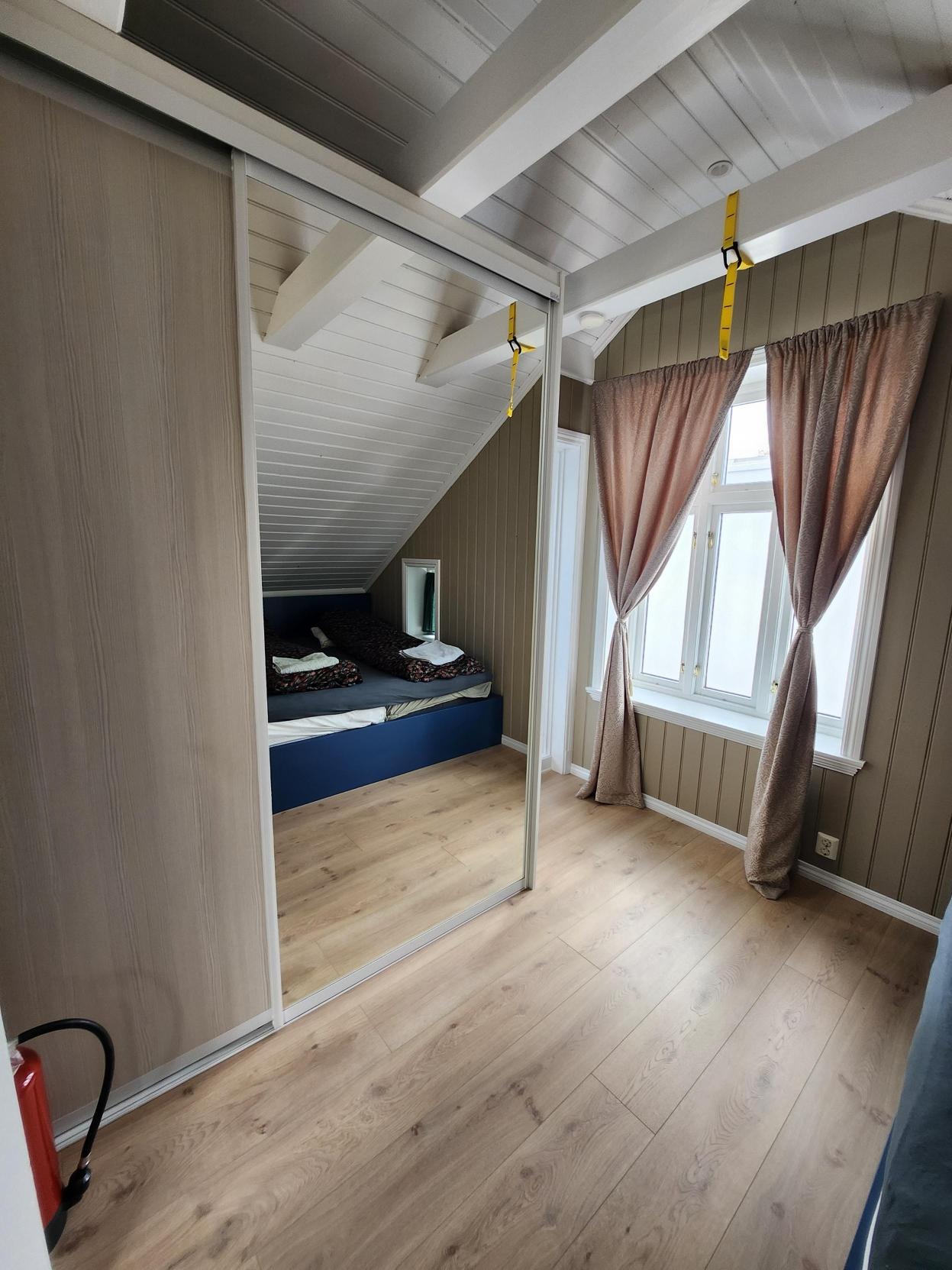 Stort klesskap med masse oppbevaringsplass